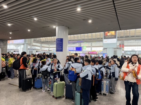 江苏、浙江、安徽等地春假首日，长三角铁路各车站“含娃量”极高